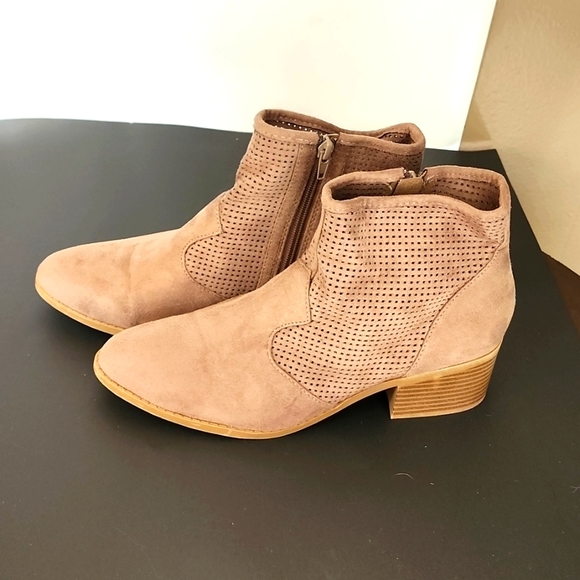 City classified tan size10 booties women's Perforated Ankle Boots suede zipper - Picture 3 of 12